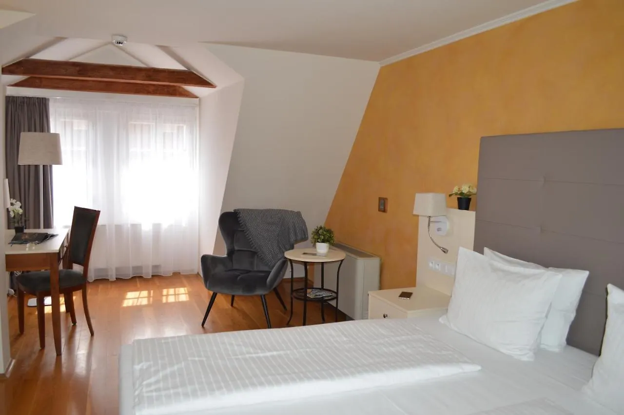 The Golden Wheel Hotel Praga