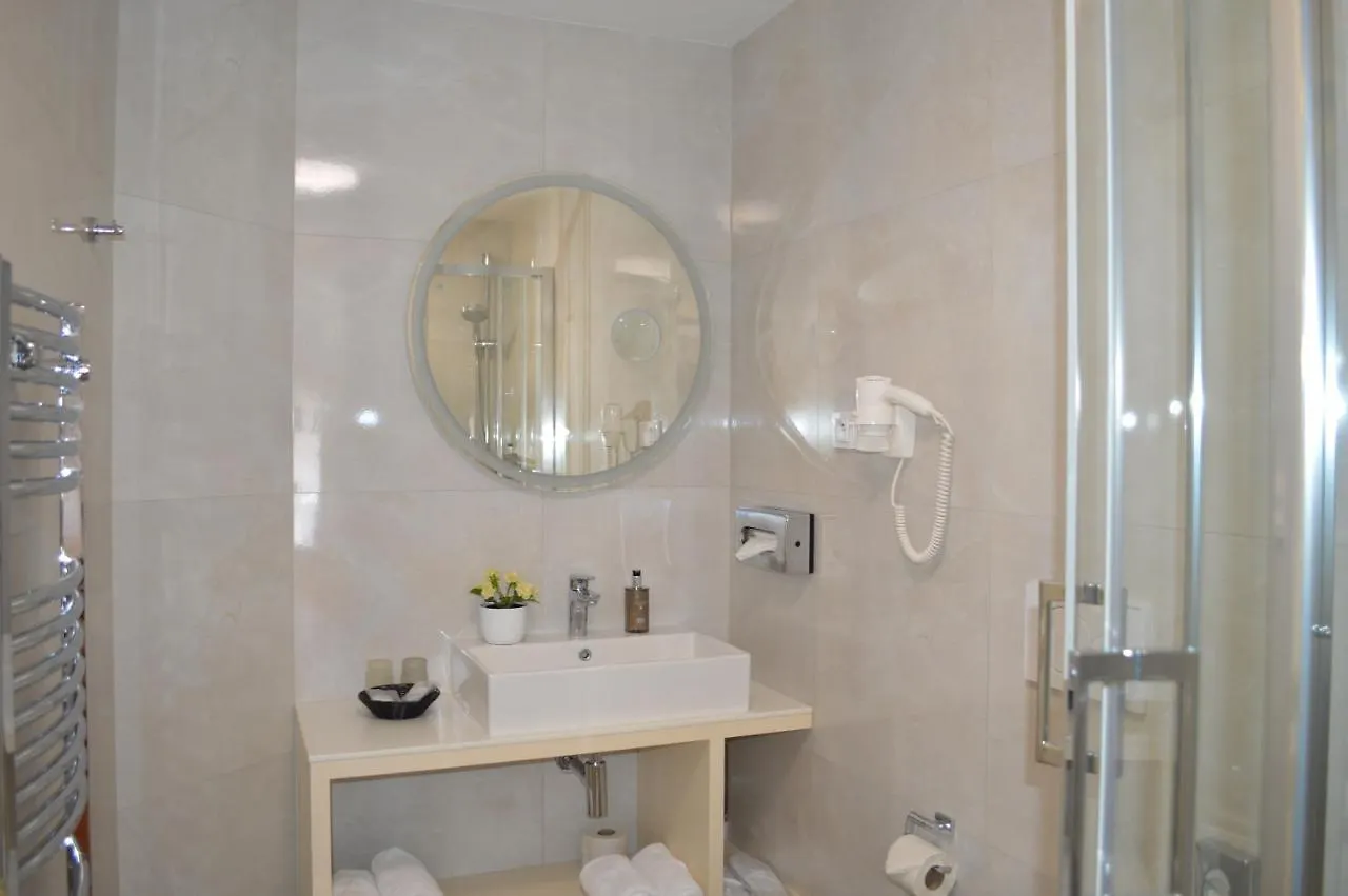 The Golden Wheel Hotel Praag 4*,