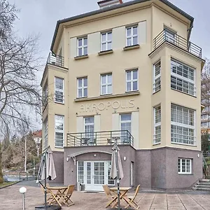 https://akropolis-apart-hotel.karlovyvary-hotels.com