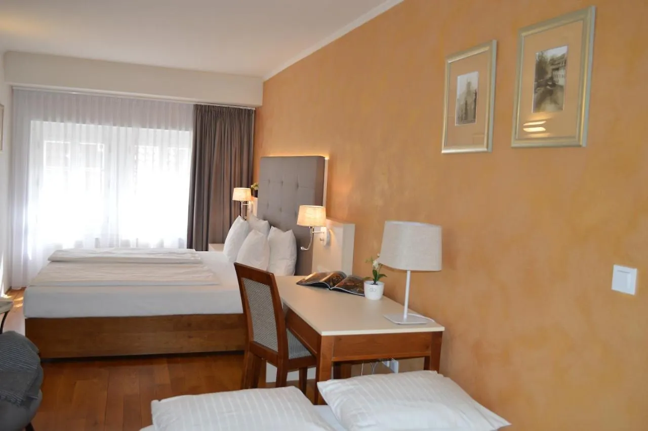 פראג The Golden Wheel Hotel